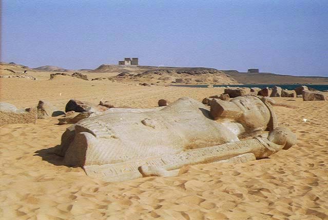umgestürzten Königsstatue von Ramses II.