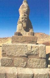 Löwensphinx mit Doppelkrone